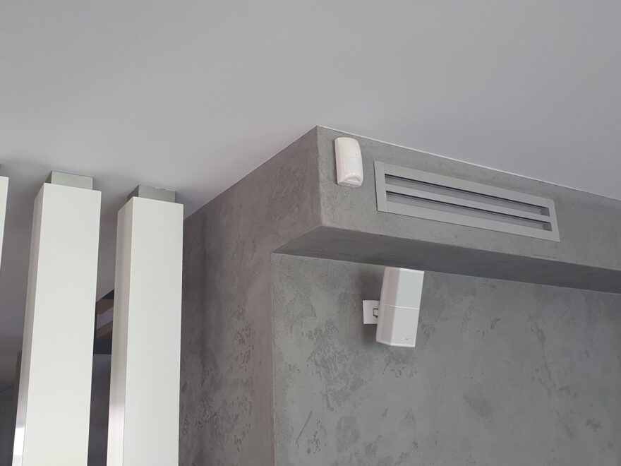 Instalacja alarmowa z czujką ruchu — realizacja ETIR