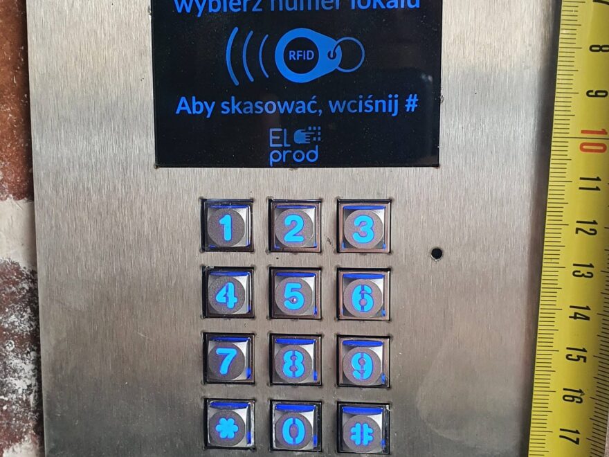 Montaż domofonu z panelem RFID — realizacja ETIR