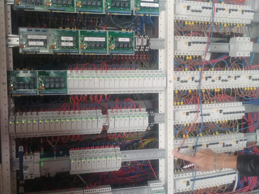 Rozdzielnica inteligentnej instalacji — realizacja ETIR
