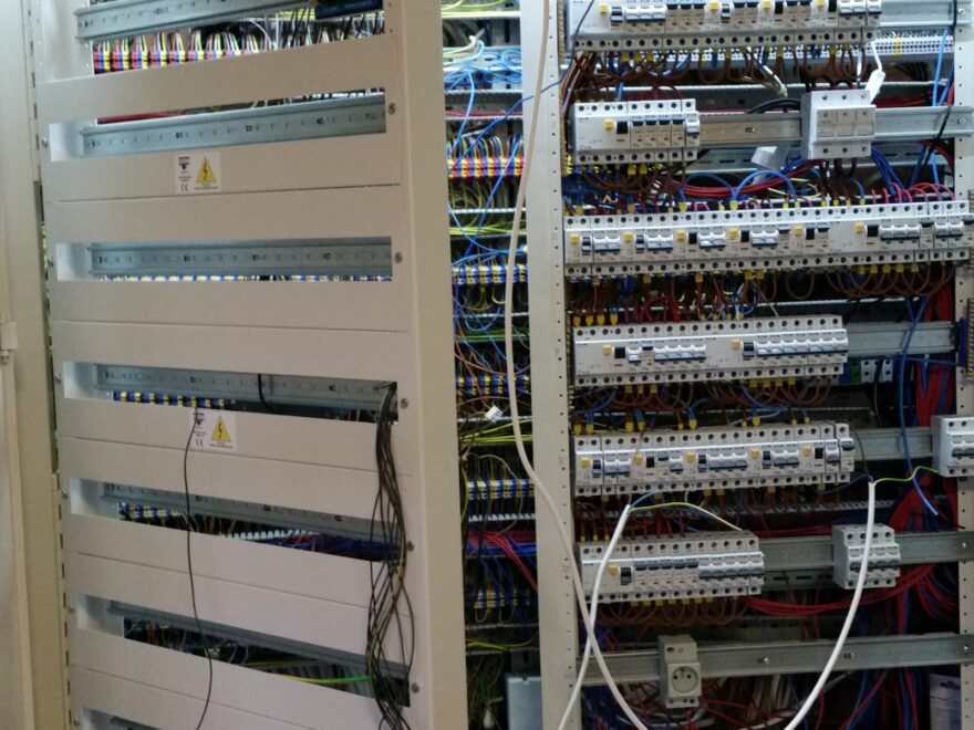 Duża rozdzielnica elektryczna — realizacja ETIR Katowice